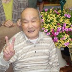 花とたわむれる91歳(*ﾟ▽ﾟ*)